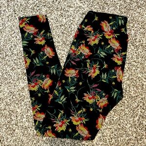 Lularoe Pixelated Rose printed Leggings